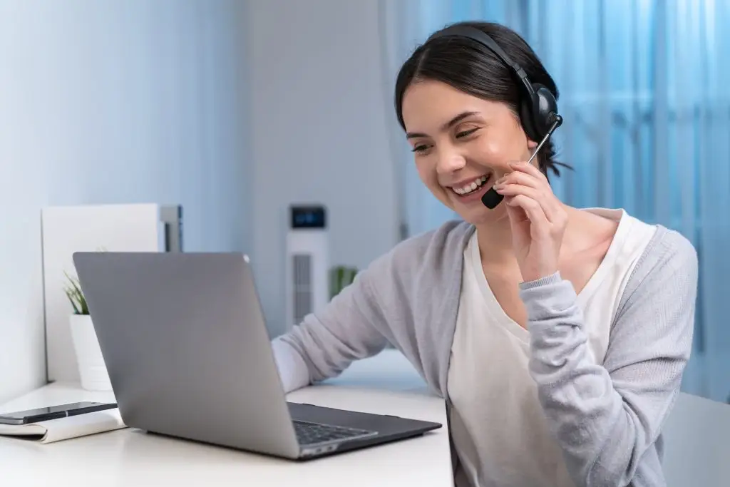 Home insurance agent communicating with a contracting vendor